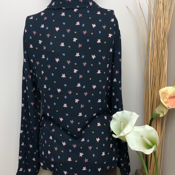 Finn & Grace Blue Floral Patterned Tie-Wrap Blouse Size M - Picture 5 of 6